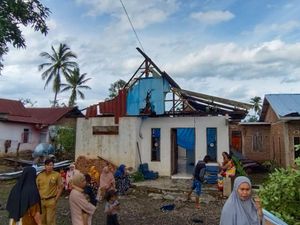 Angin Puting Beliung Terjang Permukiman di Bulukumba, 15 Rumah-1 Masjid Rusak