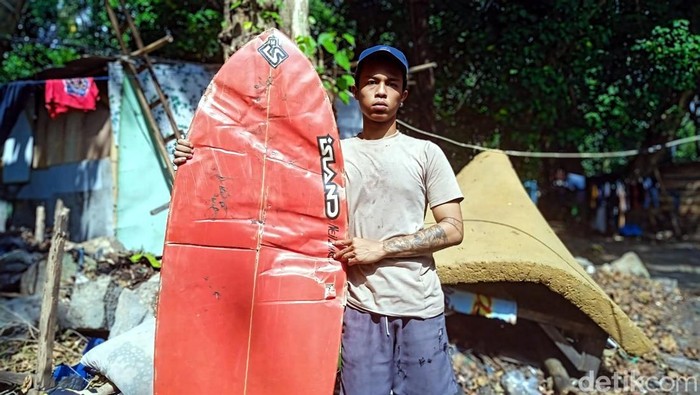 Ruslandi dan papan surfing ringsek milikny