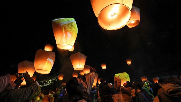 People release lanterns to celebrate the Lantern Festival in New Taipei City, Taiwan February 8, 2025. REUTERS/Ann Wang