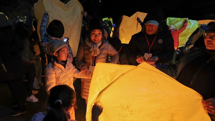 People release lanterns to celebrate the Lantern Festival in New Taipei City, Taiwan February 8, 2025. REUTERS/Ann Wang