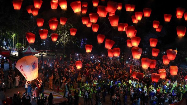 Saat Ratusan Lampion Terangi Langit Taiwan Rayakan Tahun Ular