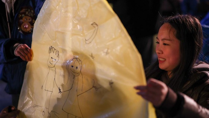 People release lanterns to celebrate the Lantern Festival in New Taipei City, Taiwan February 8, 2025. REUTERS/Ann Wang