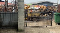 Sampah ini sudah menumpuk hingga memanjang di bagian depan sekolah.