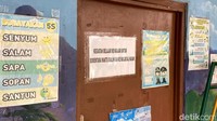 Akibat bau tak sedap dari sampah dan mengancam kesehatan siswa, pihak sekolah memindahkan kegaiatan belajar mengajar (KBM) ke salah satu masjid di kawasan pasar.