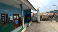 Sampah ini mengaggu aktivitas sekolah PAUD yang ada di kawasan pasar.