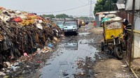 Selain itu, jalan menuju sekolah dipenuhi air lindi apalagi saat musim hujan. Kondisi seperti ini sebelumnya sempat terjadi di Pasar Caringin, Kota Bandung.