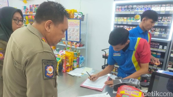 Satpol PP Bojonegoro beri surat cinta ke minimarket yang bodong