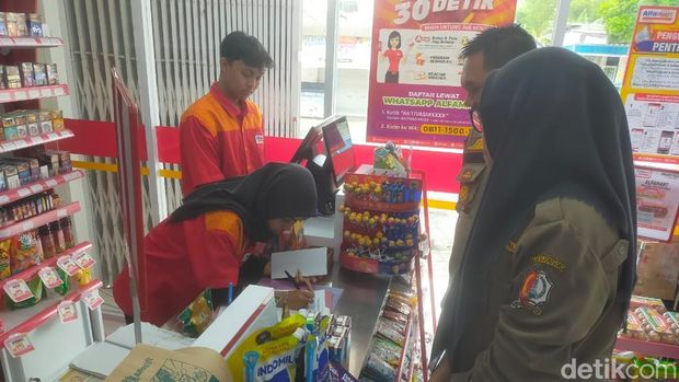 Satpol PP Bojonegoro beri surat cinta ke minimarket yang bodong