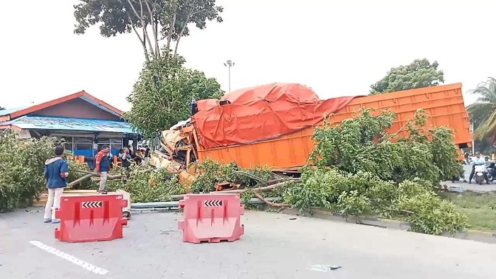 Satu unit truk fuso bermuatan kayu mengalami rem blong di Pelabuhan Bakauheni