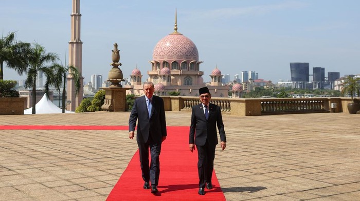 Sebelum Kunjungi Indonesia, Presiden Turki Erdogan Temui PM Malaysia Turkish President Recep Tayyip Erdogan, left, and Malaysian Prime Minister Anwar Ibrahim walk during their meeting in Putrajaya, Malaysia, Tuesday, Feb. 11, 2025. (Fazry Ismail/Pool Photo via AP)