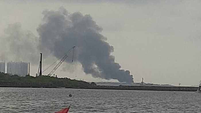 Sebuah kapal terbakar di Penjaringan, Jakarta Utara, pada Selasa (11/2/2025) sore.