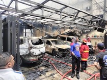 2 Jam Kebakaran Rumah di Ambon Hanguskan 3 Mobil-Uang Rp 2 Miliar
