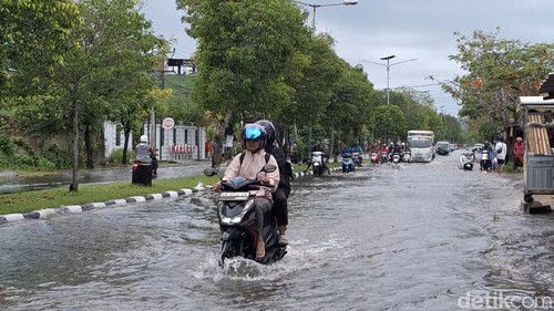 Sejumlah motor mogok karena tingginya genangan air di Jalan Dr Sudjono, Lingkar Selatan, Mapak, Sekarbela, Kota Mataram, Selasa (11/2/2025).