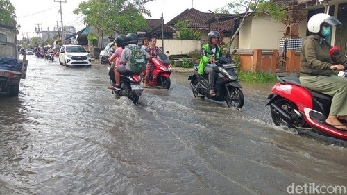 Sejumlah pengendara menerjang genangan air di Jalan Gunung Salak, Denpasar, Bali, Selasa (11/2/2025). (Foto: Aryo Mahendro/detikBali)