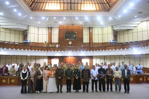 Sekda Bali Dewa Made Indra saat menerima kunjungan kerja Komite III DPD RI di kantor Gubernur Bali, Denpasar, Senin (10/2/2025). (Foto: Dok. Humas Pemprov Bali)