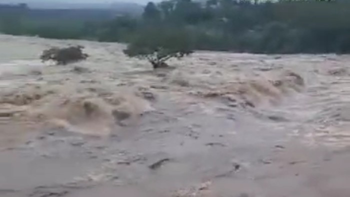 Situasi di bantaran Sungai Jeneberang.