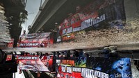Para sopir truk kontainer menuntut penanganan masalah kemacetan di Pelabuhan Tanjung Priok.  