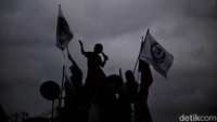 Perwakilan sopir berorasi di atas mobil komando.  