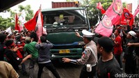Mereka sempat menghentikan sopir truk kontainer yang tetap beroperasi.  