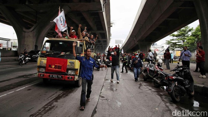 Sopir Truk Kontainer Demo di Pelabuhan Tanjung Priok Sopir truk kontainer yang tergabung dalam Keluarga Besar Sopir Indonesia (KB-SI) berunjukrasa di Pelabuhan Tanjung Priok. Mereka meminta Pelindo mengatasi kemacetan parah saat bongkar muat.