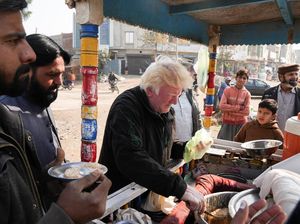 Sosok Penjual Puding di Pakistan yang Mirip Donald Trump