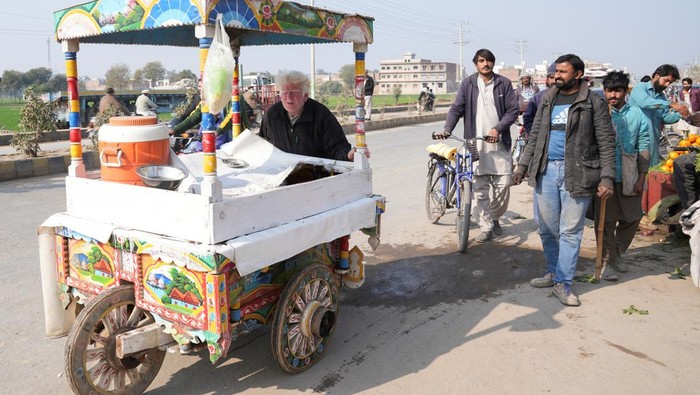 Saleem Bagga, seen by some as a lookalike of U.S. President-elect Donald Trump, sings songs while selling kheer, a traditional South Asian rice pudding, along a road in Sahiwal, Pakistan January 13, 2025. REUTERS/Nida Meboob