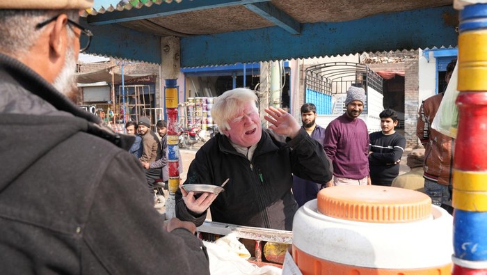 Sosok Penjual Puding di Pakistan yang Mirip Donald Trump Saleem Bagga, seen by some as a lookalike of U.S. President-elect Donald Trump, sings songs while selling kheer, a traditional South Asian rice pudding, along a road in Sahiwal, Pakistan January 13, 2025. REUTERS/Nida Meboob