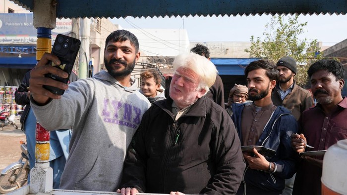Sosok Penjual Puding di Pakistan yang Mirip Donald Trump Saleem Bagga, seen by some as a lookalike of U.S. President-elect Donald Trump, sings songs while selling kheer, a traditional South Asian rice pudding, along a road in Sahiwal, Pakistan January 13, 2025. REUTERS/Nida Meboob