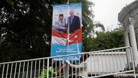Spanduk itu bergambar Presiden Prabowo Subianto dan Presiden Turkiye Recep Tayyip Erdogan sedang berjabat tangan.