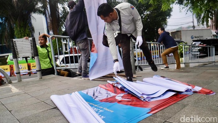 Spanduk Penyambutan Presiden Turki Recep Erdogan Hiasi Bogor Presiden Turkiye Recep Tayyip Erdogan akan melakukan kunjungan kenegaraan ke Indonesia pada 11-12 Februari 2025. Spanduk penyambutan pun dipasang di Bogor.