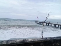 Perahu Tenggelam Dihantam Ombak di Bima, 6 Penumpang Dievakuasi