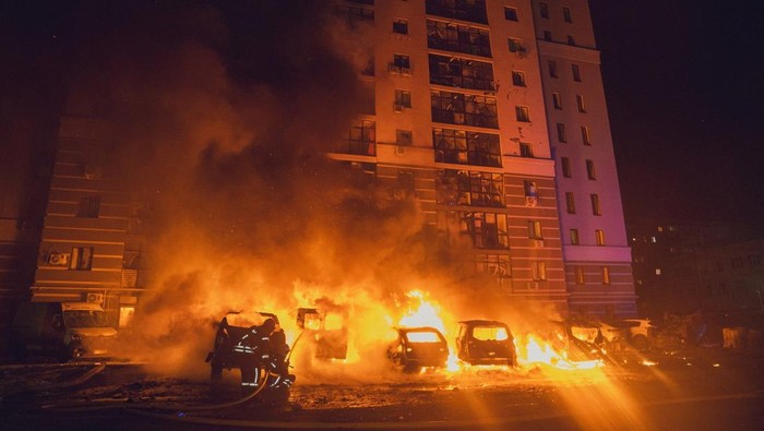 Firefighters work at a site of a residential area hit by a Russian drone strike, amid Russias attack on Ukraine, in Sumy, Ukraine, in this handout picture released on February 10, 2025. Press service of the State Emergency Service of Ukraine in Sumy region/Handout via REUTERS ATTENTION EDITORS - THIS IMAGE HAS BEEN SUPPLIED BY A THIRD PARTY. DO NOT OBSCURE LOGO.