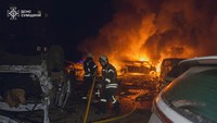 Ihor Kalchenko, gubernur wilayah Sumy mengatakan, seorang wanita berusia 38 tahun dirawat di rumah sakit setelah Rusia meluncurkan pesawat nirawak di Sumy, yang merupakan pusat administrasi wilayah Sumy yang lebih luas. Lima rumah juga rusak.