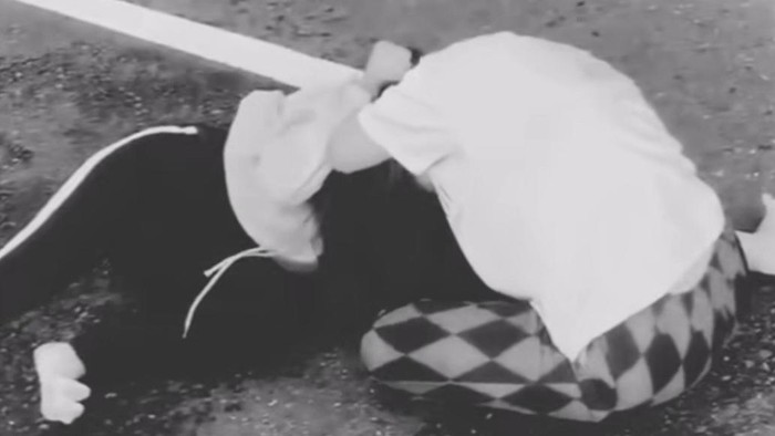 Tangkapan layar dua siswi SMP saling jambak di tengah jalan Kota Parepare.
