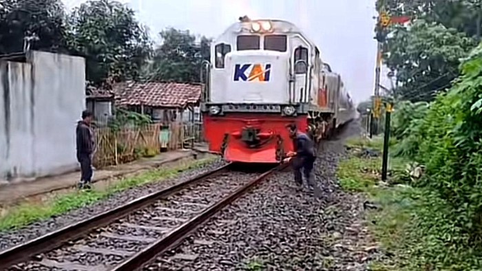 Tangkapan layar video viral kereta tak kuat nanjak di Nagreg, Bandung.