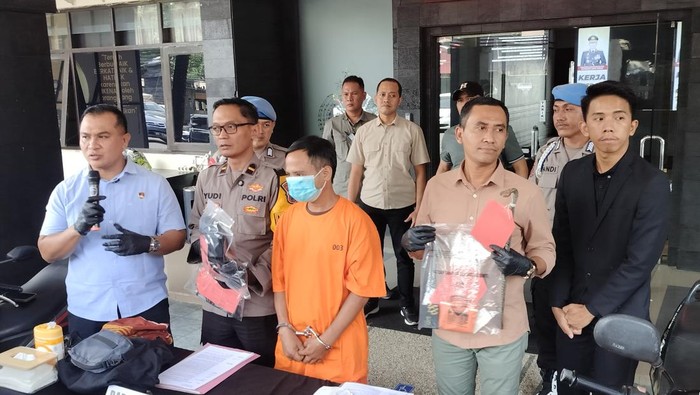 Tersangka JN saat dihadirkan dalam konferensi pers