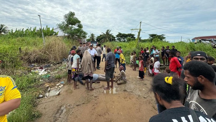 Tim indetifikasi Polres Merauke saat melakukan olah TKP terhadap penemuan mayat seorang pria di Jalan Ndoremki, Gang Tapioka, Kabupaten Merauke, Papua Selatan.