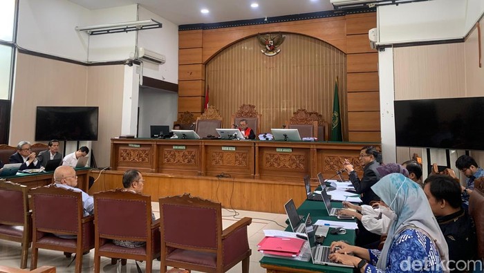 Tim kuasa hukum Sekjen PDIP, Hasto Kristiyanto terlibat debat panas dengan tim biro hukum KPK dalam sidang praperadilan. (Mulia/detikcom).