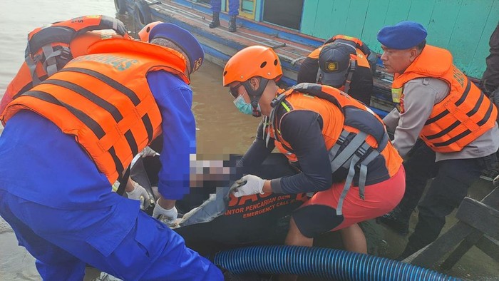 Tim saat mengevakuasi jasad remaja 15 tahun yang hilang usai mandi di Sungai Musi.