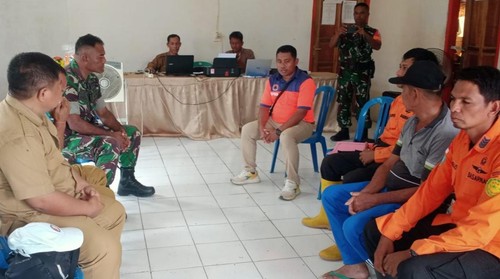 Tim SAR gabungan menggelar rapat terkait penghentian operasi pencarian empat korban banjir di Kantor Desa Nanga Wera, Kecamatan Wera, Kabupaten Bima, NTB, Selasa, (11/2/2025). (Dok. BPBD Bima)