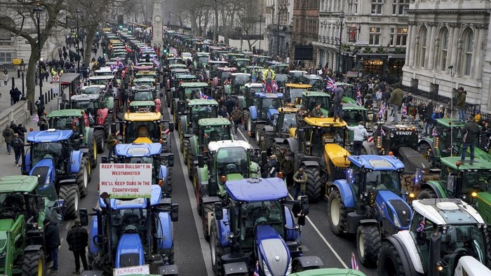 Traktor Petani Kuasai Jalanan London, Protes Kenaikan Pajak Farmers and their tractors protest over the changes to inheritance tax (IHT) rules in the budget which introduced new taxes on farms worth more than Β£1 million, in Whitehall, London, Monday, Feb. 10, 2025. (Gareth Fuller/PA via AP)
