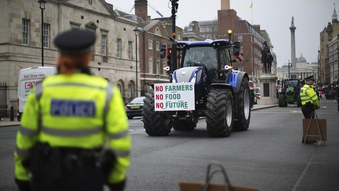 Traktor Petani Kuasai Jalanan London, Protes Kenaikan Pajak Farmers and their tractors protest over the changes to inheritance tax (IHT) rules in the budget which introduced new taxes on farms worth more than Β£1 million, in London, Monday, Feb. 10, 2025. (James Manning/PA via AP)
