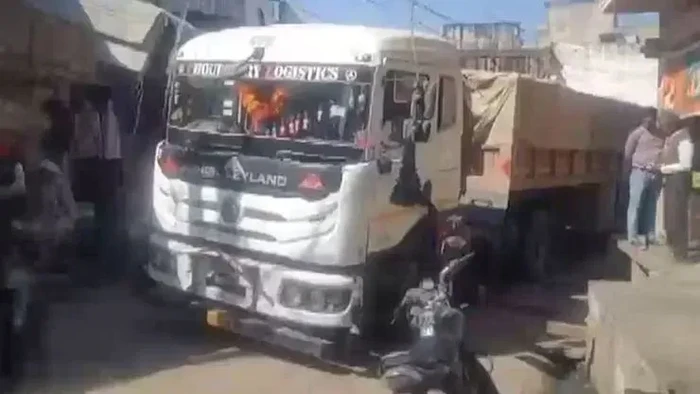 Truk terjebak di pasar