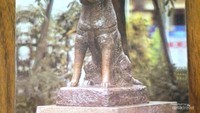 Kartu pos tiga dimensi bergambar patung Hachiko di Stasiun Shibuya Jepang.
