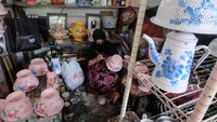 Selain dipasarkan lewat sentra barang antik, perajin setempat mengaku lampu hias itu juga dijual secara daring dan pameran UMKM sehingga banyak diminati pembeli lokal maupun luar negeri.     