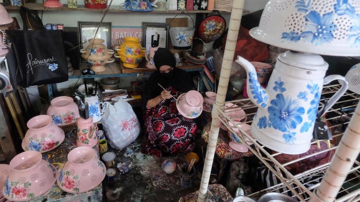 Unik, Potret Usaha Lampu Hias dari Perabot Bekas Perajin menyelesaikan pesanan lampu hias berbahan daur ulang perabot rumah tangga di Fairus Art, Desa Plumbon, Sukoharjo, Jawa Tengah, Selasa (11/2/2024). Selain dipasarkan lewat sentra barang antik, perajin setempat mengaku lampu hias itu juga dijual dengan penjualan sistem daring dan pameran UMKM sehingga banyak diminati pembeli lokal maupun luar negeri. ANTARAFOTO/Maulana Surya/nym.