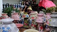Perajin menyelesaikan pesanan lampu hias berbahan daur ulang perabot rumah tangga di Fairus Art, Desa Plumbon, Sukoharjo, Jawa Tengah, Selasa (11/2/2024).