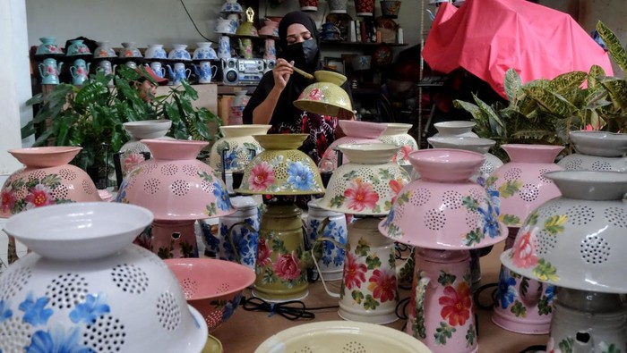 Unik, Potret Usaha Lampu Hias dari Perabot Bekas Perajin menyelesaikan pesanan lampu hias berbahan daur ulang perabot rumah tangga di Fairus Art, Desa Plumbon, Sukoharjo, Jawa Tengah, Selasa (11/2/2024). Selain dipasarkan lewat sentra barang antik, perajin setempat mengaku lampu hias itu juga dijual dengan penjualan sistem daring dan pameran UMKM sehingga banyak diminati pembeli lokal maupun luar negeri. ANTARAFOTO/Maulana Surya/nym.