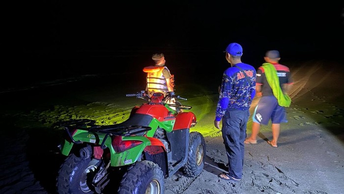 Upaya pencarian Christopher Farrel Millenio Kusuma oleh tim SAR Gabungan di Pantai Pandan Payung, Kretek, Bantul, Senin malam (10/2/2025).