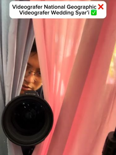 Videografer ini merekam momen saat bertugas mengabadikan momen kliennya yang menerapkan konsep pernikahan syari Videografer ini merekam momen saat bertugas mengabadikan momen kliennya yang menerapkan konsep pernikahan syari. Postingan tersebut langsung viral di TIkTok.